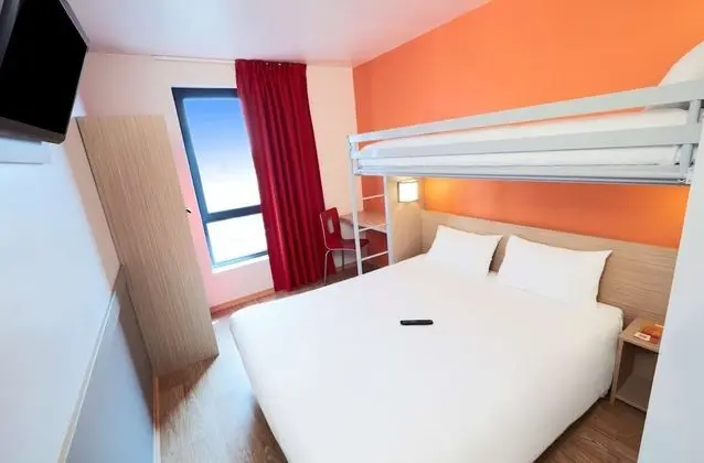 Standard Oda, Birden Çok Yatak (One Double Bed and One Single Bed)