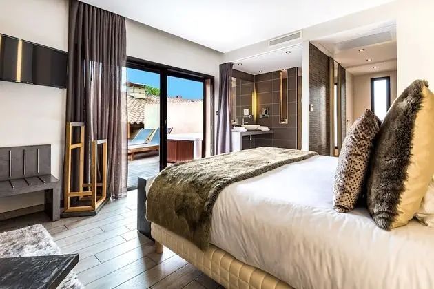 Deluxe Tek Büyük Yataklı Oda, Sıcak Su Havuzu