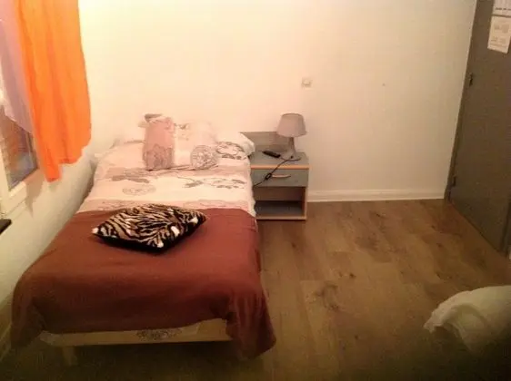 İki Ayrı Yataklı Oda, Ortak Banyo