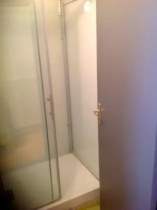 İki Ayrı Yataklı Oda, Ortak Banyo