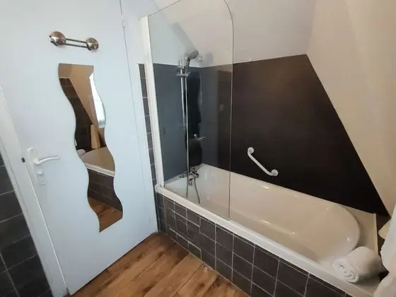 Tek Büyük Yataklı Oda, Ek Bina