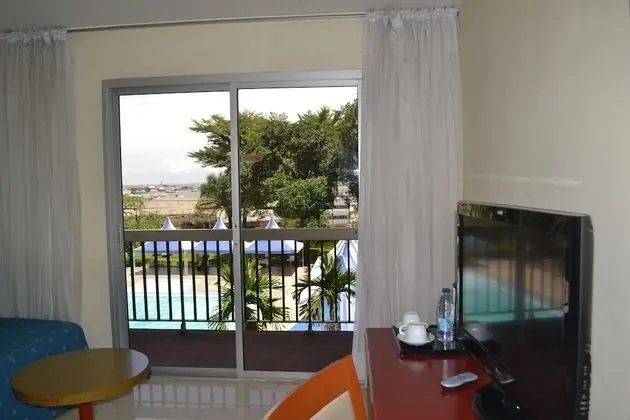 Comfort Tek Büyük Yataklı Oda, Havuz Manzaralı