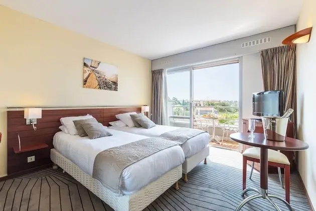 Comfort Tek Büyük veya İki Ayrı Yataklı Oda ( Piscine )