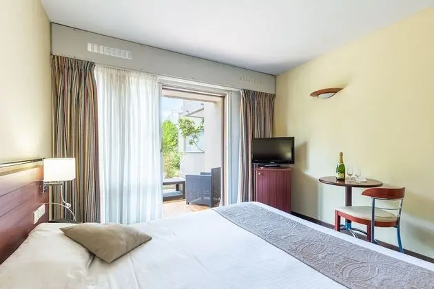 Comfort Tek Büyük veya İki Ayrı Yataklı Oda ( Piscine )