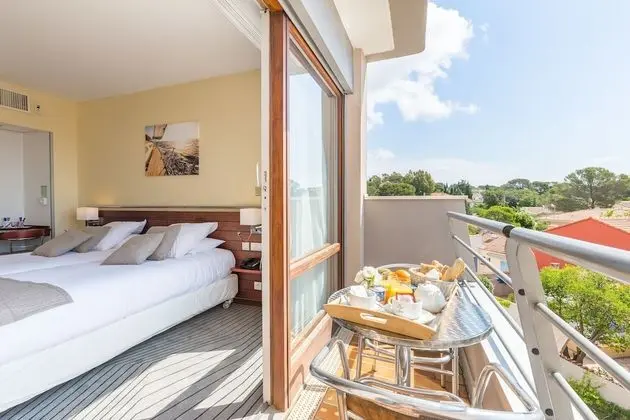 Comfort Tek Büyük veya İki Ayrı Yataklı Oda ( Piscine )