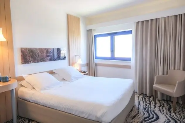 Tek Büyük Yataklı Oda, Havuz Kullanımı, Şehir Manzaralı