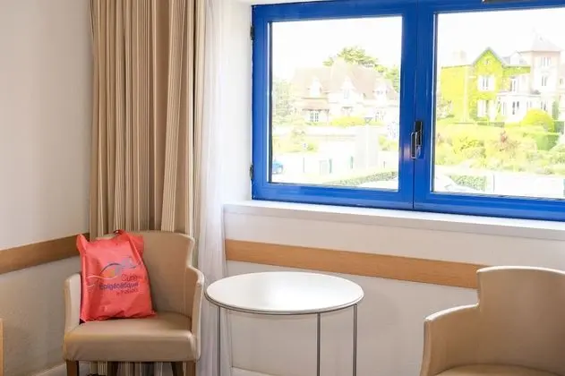 Tek Büyük Yataklı Oda, Havuz Kullanımı, Şehir Manzaralı