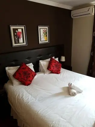 Luxury Oda, 1 Büyük (Queen) Boy Yatak (2)