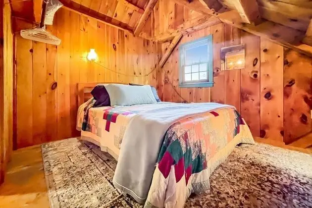 Ev (Hounds Nest)