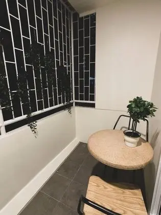 Üç Kişilik Oda, Balkon