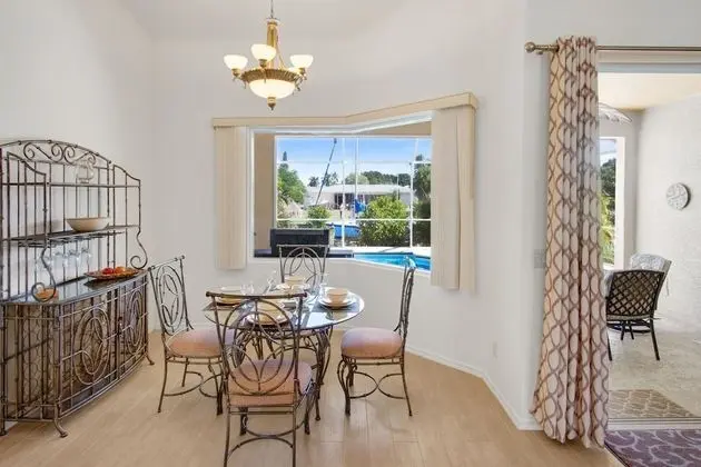 Ev, 4 Yatak Odası, Kişiye Özel Havuzlu, Kanal Manzaralı (2 Bathrooms)