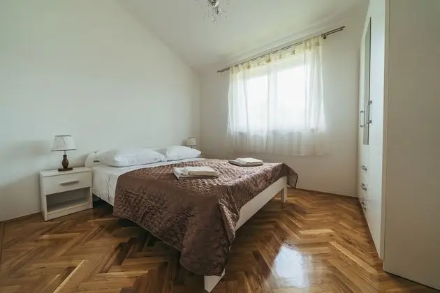 Ev