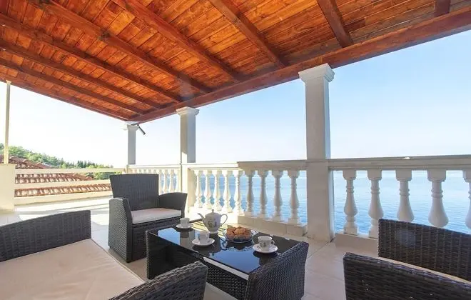 Ev (Four Bedroom House with Pool)