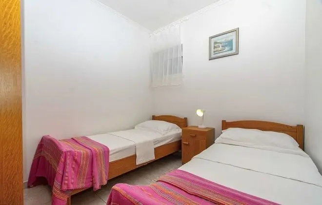 Ev (Four Bedroom House with Pool)