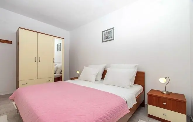 Ev (Four Bedroom House with Pool)