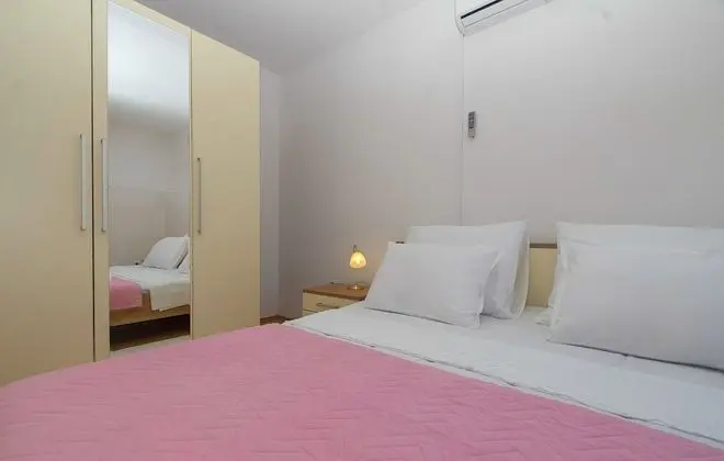 Ev (Four Bedroom House with Pool)