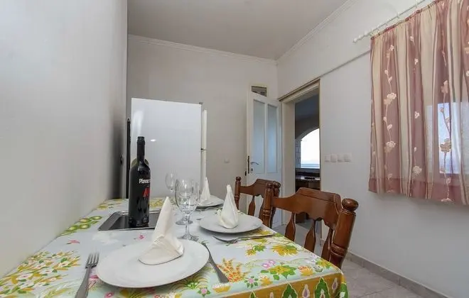 Ev (Four Bedroom House with Pool)