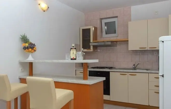 Ev (Four Bedroom House with Pool)