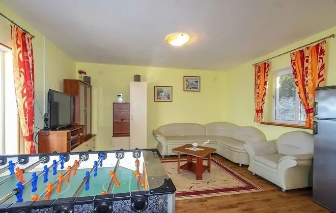 Ev (Four Bedroom House with Pool)