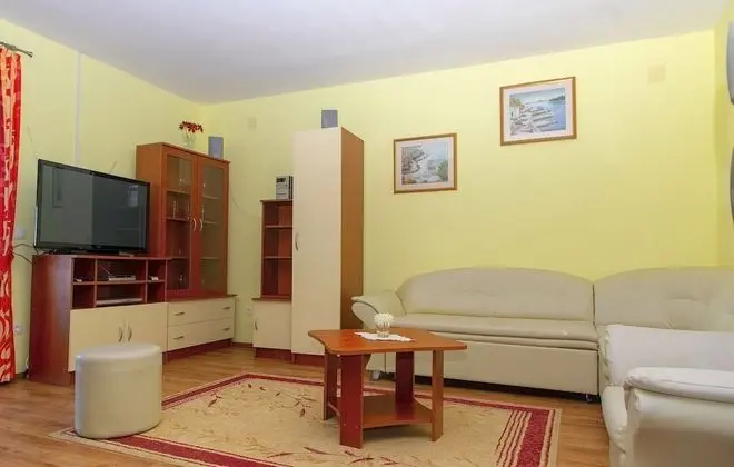 Ev (Four Bedroom House with Pool)