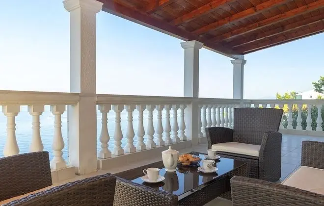 Ev (Four Bedroom House with Pool)