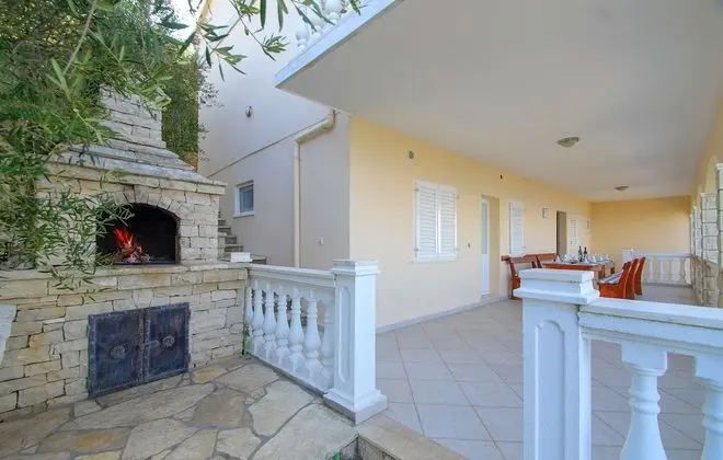 Ev (Four Bedroom House with Pool)