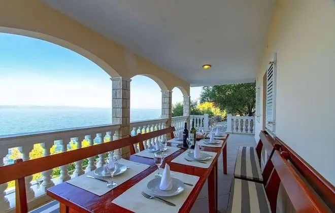 Ev (Four Bedroom House with Pool)