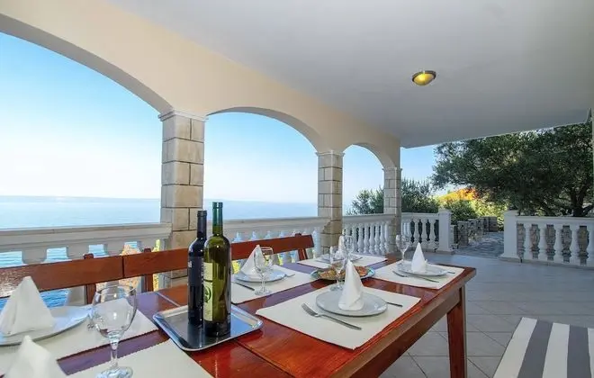 Ev (Four Bedroom House with Pool)