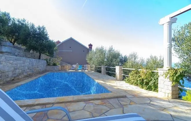 Ev (Four Bedroom House with Pool)