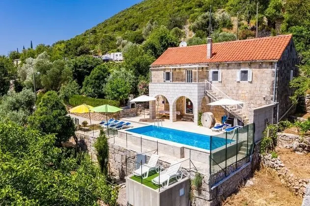 Ev (Four Bedroom Villa with Terrace and S)