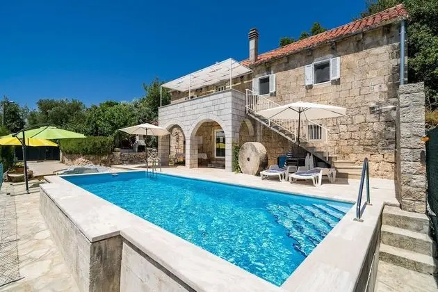 Ev (Four Bedroom Villa with Terrace and S)