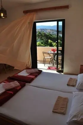 Büyük Yataklı Tek Kişilik Oda