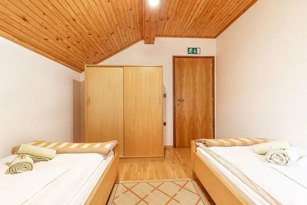 Honeymoon Ev, Birden Çok Yatak, Bahçeli (House Mavko Near Lake Cerknica)