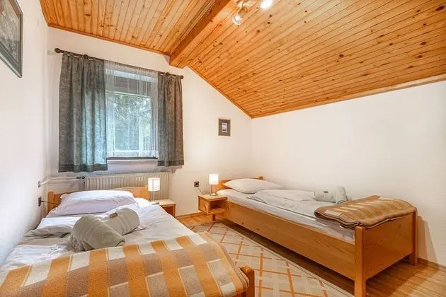 Honeymoon Ev, Birden Çok Yatak, Bahçeli (House Mavko Near Lake Cerknica)