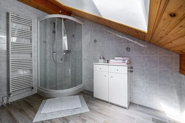 Honeymoon Ev, Birden Çok Yatak, Bahçeli (House Mavko Near Lake Cerknica)