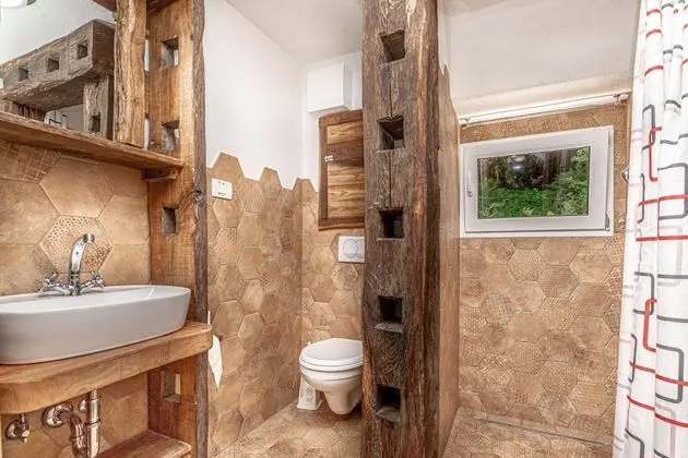 Family Ev, Birden Çok Yatak, Bahçeli (House By The Stream)