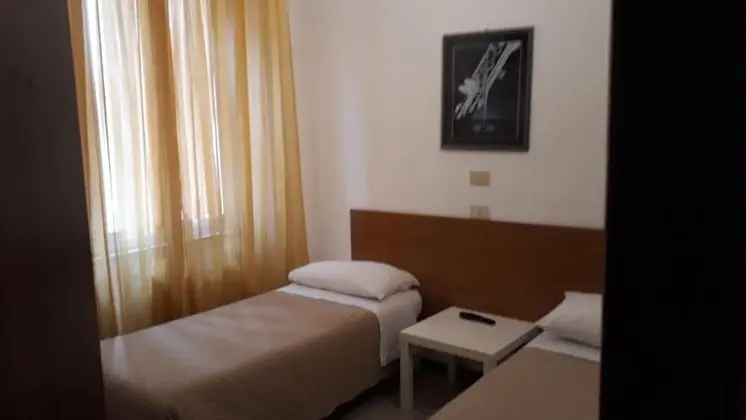 İki Ayrı Yataklı Oda, 2 Tek Kişilik Yatak, Ortak Banyo