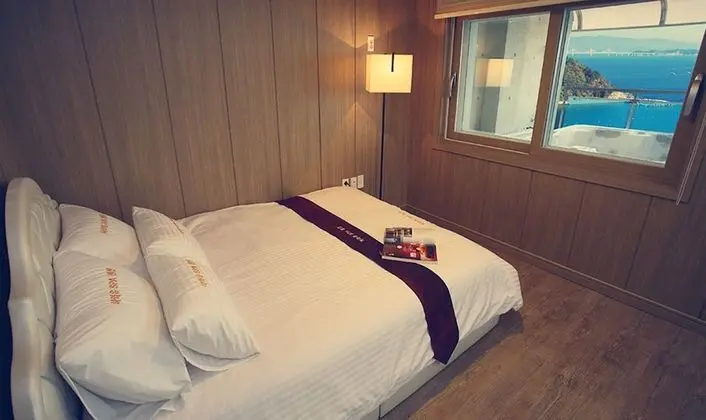 A201 - Extra person charge on site more than 2 people