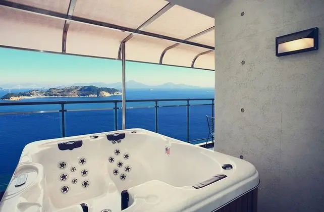 A201 - Extra person charge on site more than 2 people