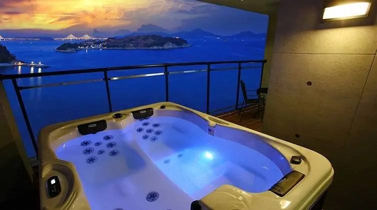 A201 - Extra person charge on site more than 2 people