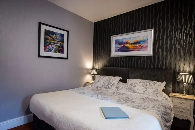 Tek Büyük veya İki Ayrı Yataklı Oda, Banyolu/Duşlu