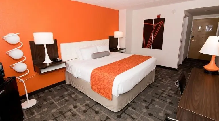 Oda, 1 Büyük (Queen) Boy Yatak, Engellilere Uygun, Sigara İçilmez (Mobility Accessible)