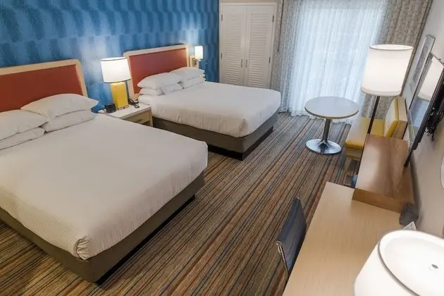 Deluxe Oda, 2 Büyük (Queen) Boy Yatak, Engellilere Uygun (Roll-In Shower, Building 2)