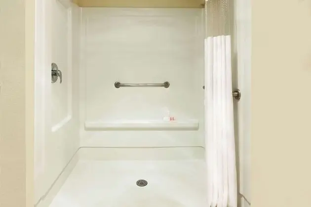 Oda, 2 Büyük (Queen) Boy Yatak, Engellilere Uygun, Sigara İçilmez (Roll-In Shower)