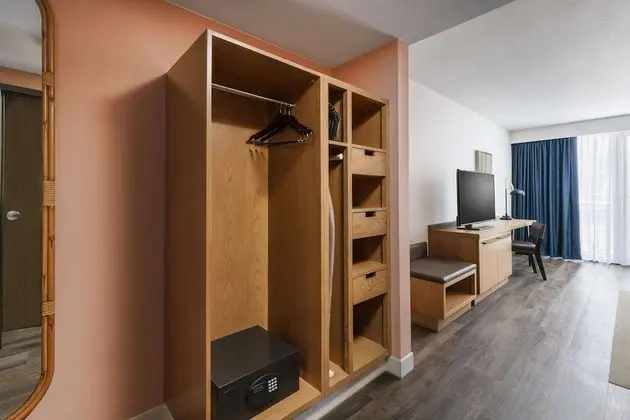 Oda, 1 En Büyük (King) Boy Yatak, Engellilere Uygun (3x3 Shower)