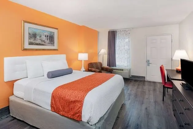 Oda, 1 Büyük (Queen) Boy Yatak, Engellilere Uygun, Sigara İçilebilir