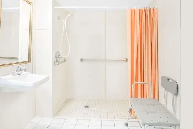 Oda, 1 Büyük (Queen) Boy Yatak, Engellilere Uygun, Sigara İçilebilir