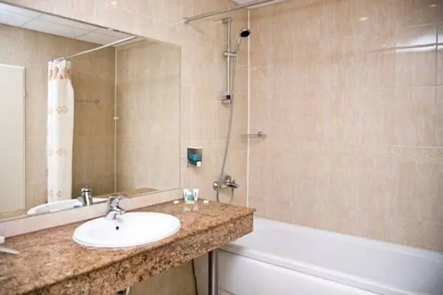 Economy Büyük Yataklı Tek Kişilik Oda, Balkon, Park Manzaralı