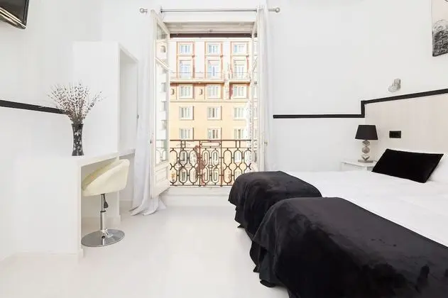 İki Ayrı Yataklı Oda, 1 Yatak Odası, Avlu