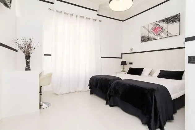 İki Ayrı Yataklı Oda, 1 Yatak Odası, Avlu